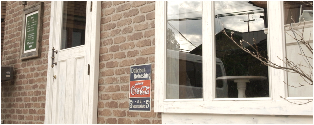 店頭には駐車スペースがございます。